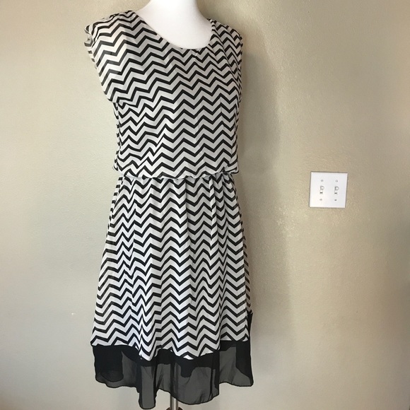 Tacera Dresses & Skirts - TACERA Black Chevron Crewneck Dress S